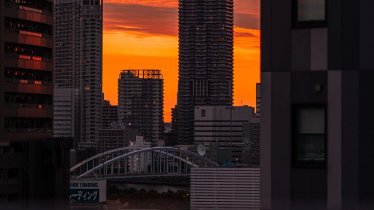 Panorama de Tóquio com arranha-céus ao entardecer