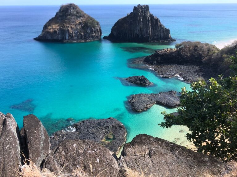 Água turquesa e formações rochosas em Fernando de Noronha