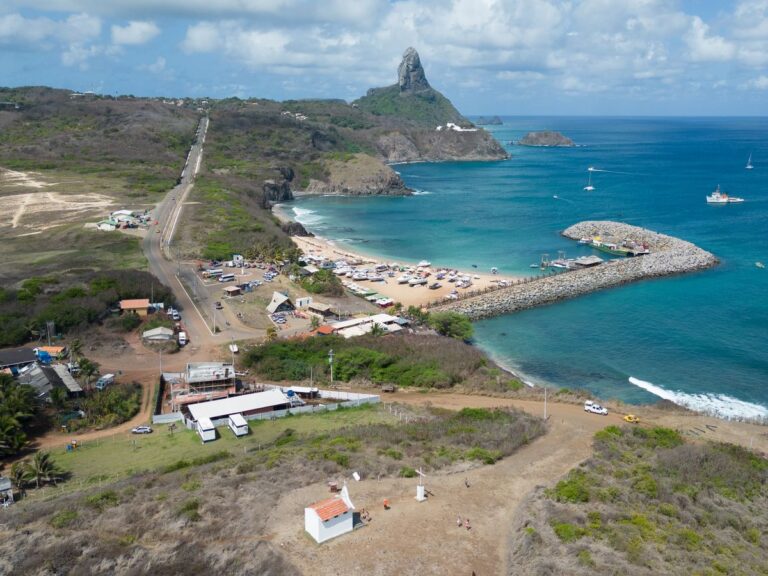 Vista aérea do litoral de Fernando de Noronha