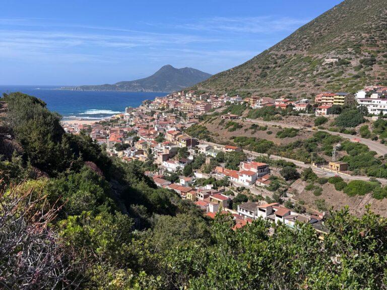 Vilarejo litorâneo da Sardenha visto do alto