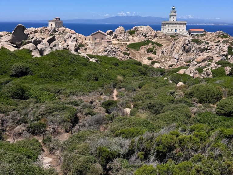 Farol de Capo Testa entre formações rochosas