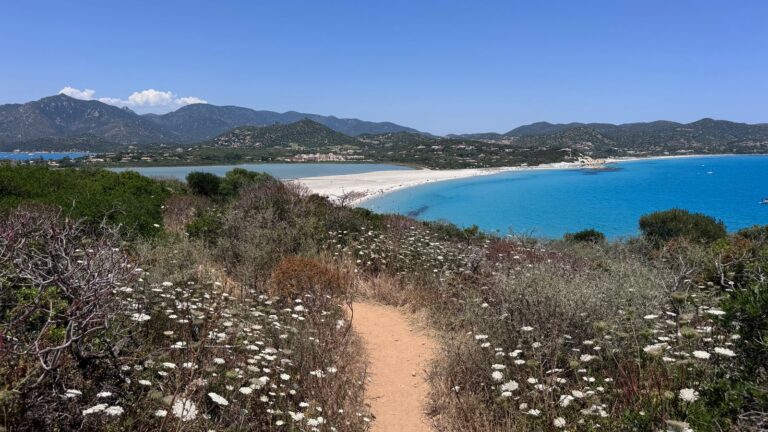 Trilha litorânea sobre o mar turquesa da Sardenha