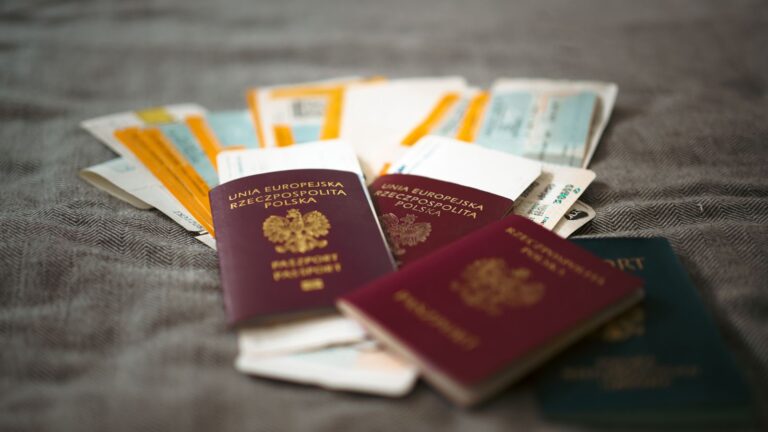 Passaportes e passagens sobre uma mesa